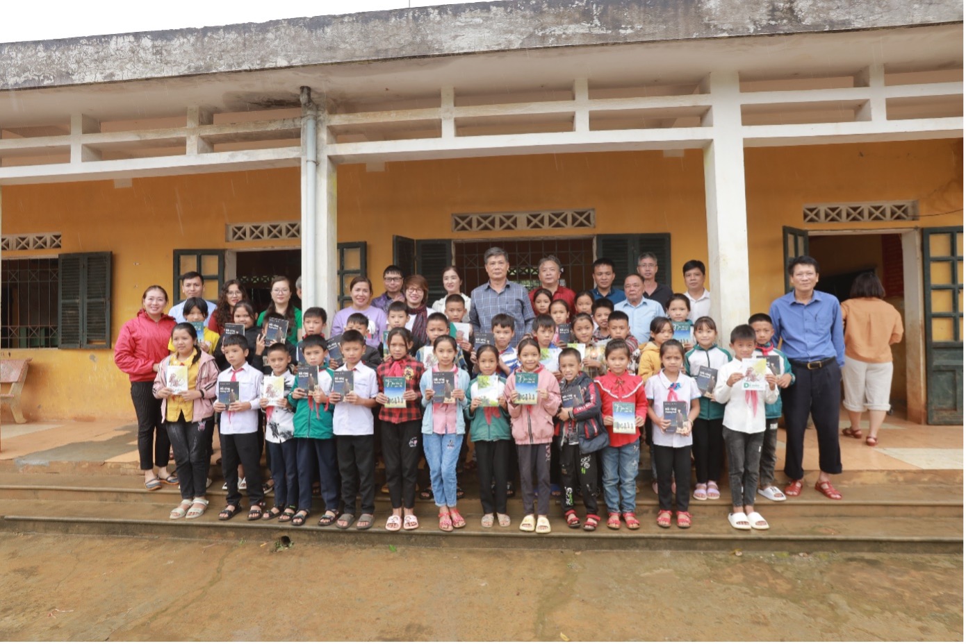Giảng viên Khoa Khoa học Xã hội kết nối và đồng hành cùng dự án “Rừng tưởng niệm Nhà văn Nguyễn Huy Thiệp” tại Mai Sơn