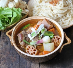 Bạn có thể thêm nấu thêm nấm nếu thích. tắt bếp, rắc hành lá và tiêu lên. Khi ăn cho bún rau vào tô và chan nước dùng vào.