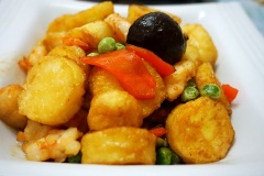 Đậu hũ trứng xào tôm rau củ vừa ngon vừa hấp dẫn khi ăn kèm cơm trắng nóng hôi hổi. Đây là một món ăn có đầy đủ chất dinh dưỡng cho cả nhà. Những miếng đậu hũ được chiên vàng giòn, thấm sốt đậm đà cùng rau củ tươi các loại và hải sản ngọt ngon. Ngày nào mọi người ngán thịt quá thì bạn có thể vào bếp trổ tài ngay với cách làm đậu hũ trứng xào tôm rau củ này, đảm bảo ai cũng phải tấm tắc khen ngon cho xem. Nhanh tay lưu lại công thức nha.