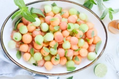 Cho trái cây ra đĩa và thưởng thức. nếu muốn dùng lạnh, bạn có thể cho vào ngăn mát tủ lạnh trước 30 phút nhé. Ăn salad trái cây thế này vừa ngon mát, vừa đẹp da, vừa tốt cho sức khỏe. bạn thường xuyên làm nhé.
