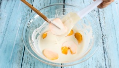 Làm nóng dầu trong chảo. Cho hồng vào tô bột, lăn hồng sao cho bột bám đều lên toàn bộ miếng hồng. Thả hồng ngay vào chảo dầu nóng, chiên vàng hai mặt. Vớt ra ráo dầu.