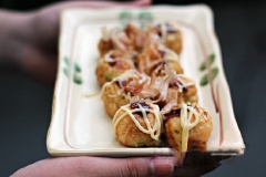 Vậy là hoàn thành món bánh bạch tuộc - takoyaki ngon "nức lòng" rồi đó. Các bạn có thể cho thêm cá bào lên mặt, sốt takoyaki, sốt mayonnaise lên mặt là chuẩn ngon rồi. Bánh nên được ăn nóng khi còn giòn, tránh để lâu (mà nóng lắm đó các bạn cẩn thẩn đừng để bỏng miệng giống mình). Cách làm bánh bạch tuộc đơn giản thế thôi, cuối tuần trổ tài chứ chờ gì nữa nè.