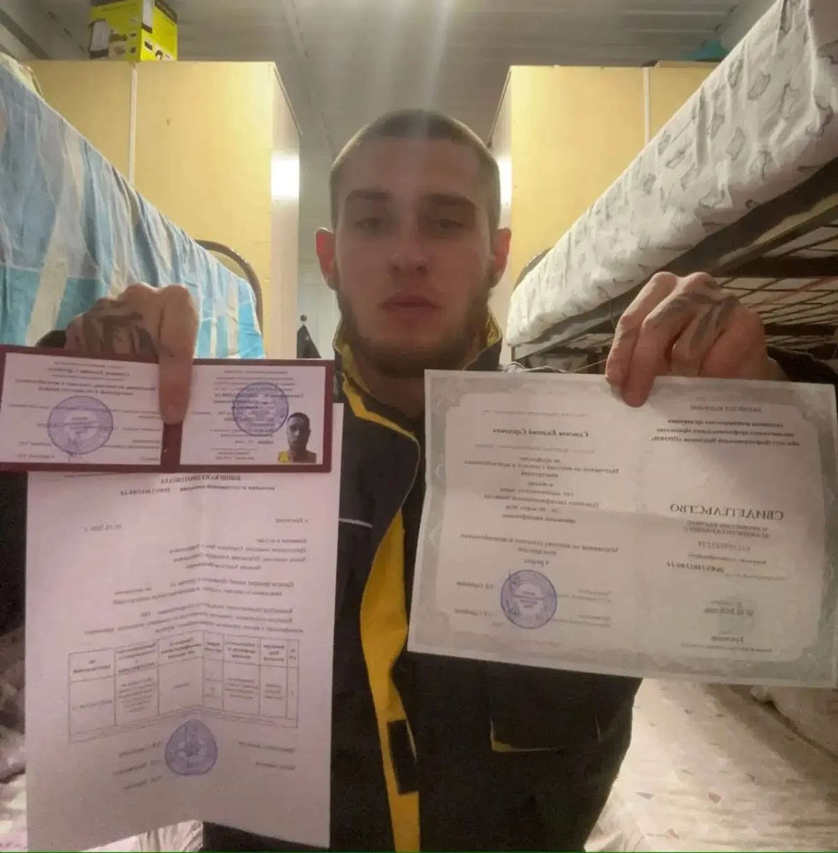 Выпускник с документами после обучения