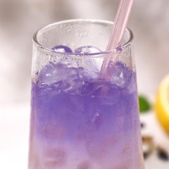 Để ly nước được xinh hơn bạn trang trí thêm với 1 lát chanh vàng cắt mỏng và cắm vào 1 lá rosemary vào ly là hoàn tất. Món nước soda chanh hoa đậu biếc vừa đẹp mắt lại vừa có tác dụng giải nhiệt cho hè này. Bạn còn chờ gì nữa mà không bắt tay vào và thực hiện ngay thôi!