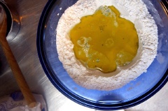 Lá hương thảo rửa sạch, thái nhỏ. Cho bột mì, bột nở, muối, dầu olive, nước nhào trộn cho đều.