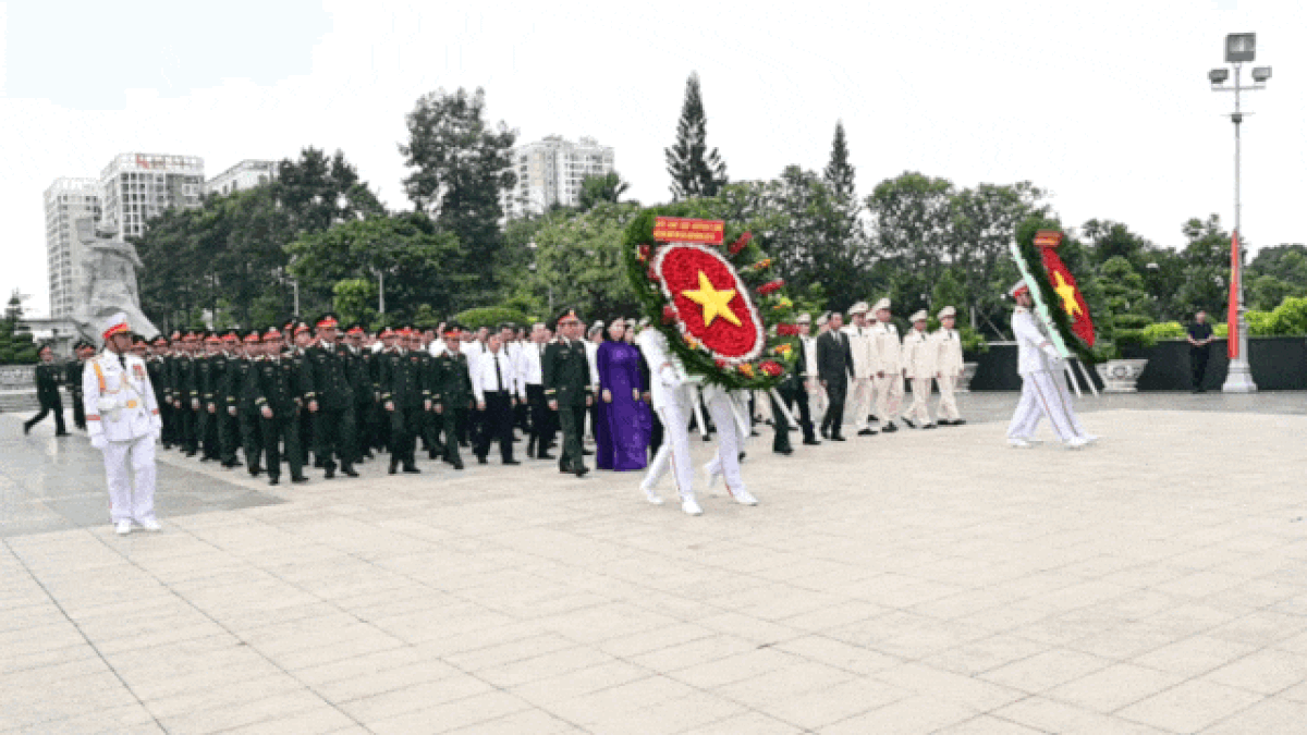 Đoàn lãnh đạo TPHCM dâng hương tưởng nhớ các Anh hùng liệt sĩ - Báo Sài Gòn Giải Phóng