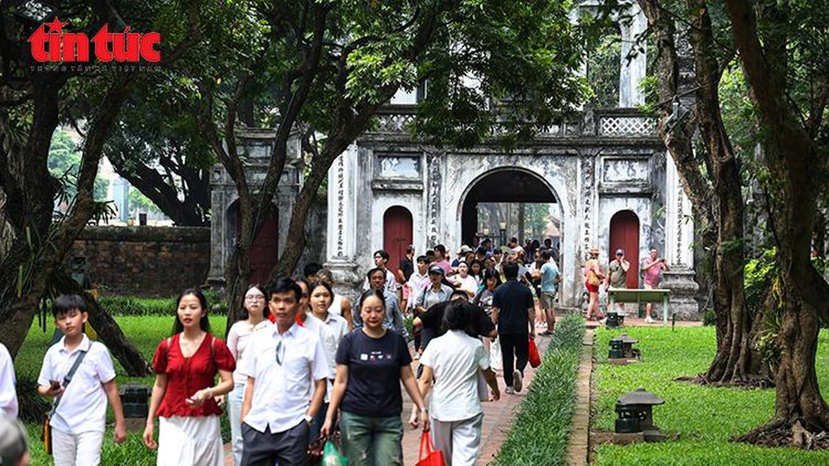 Thí sinh đổ về Văn Miếu dâng hương sau buổi làm thủ tục thi vào 10 - Báo Tin Tức TTXVN