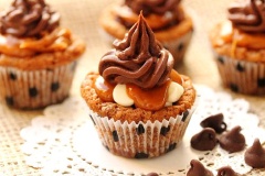 Đun nóng chảy caramel, 100g chocolate đen và phủ chúng lên mặt bánh. Sau đó hãy rắc thật nhiều kẹo màu sắc lên bánh hoặc thêm kem tươi và thưởng thức.