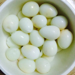 Trứng cút đem luộc chín, bóc bỏ vỏ để ra tô riêng.