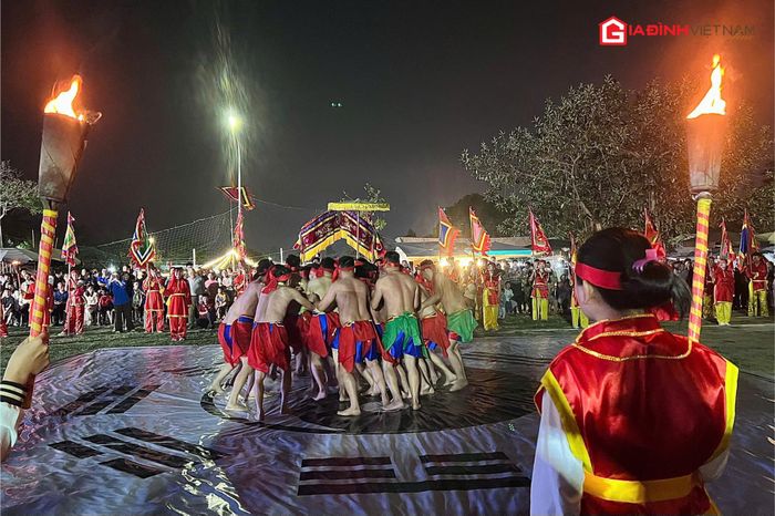 Trai làng cởi trần 'cướp cầu' trong lễ hội Thủy tổ dân ca Quan họ Bắc Ninh - Chuyên trang Tiêu Dùng - Tạp chí Gia Đình Việt Nam