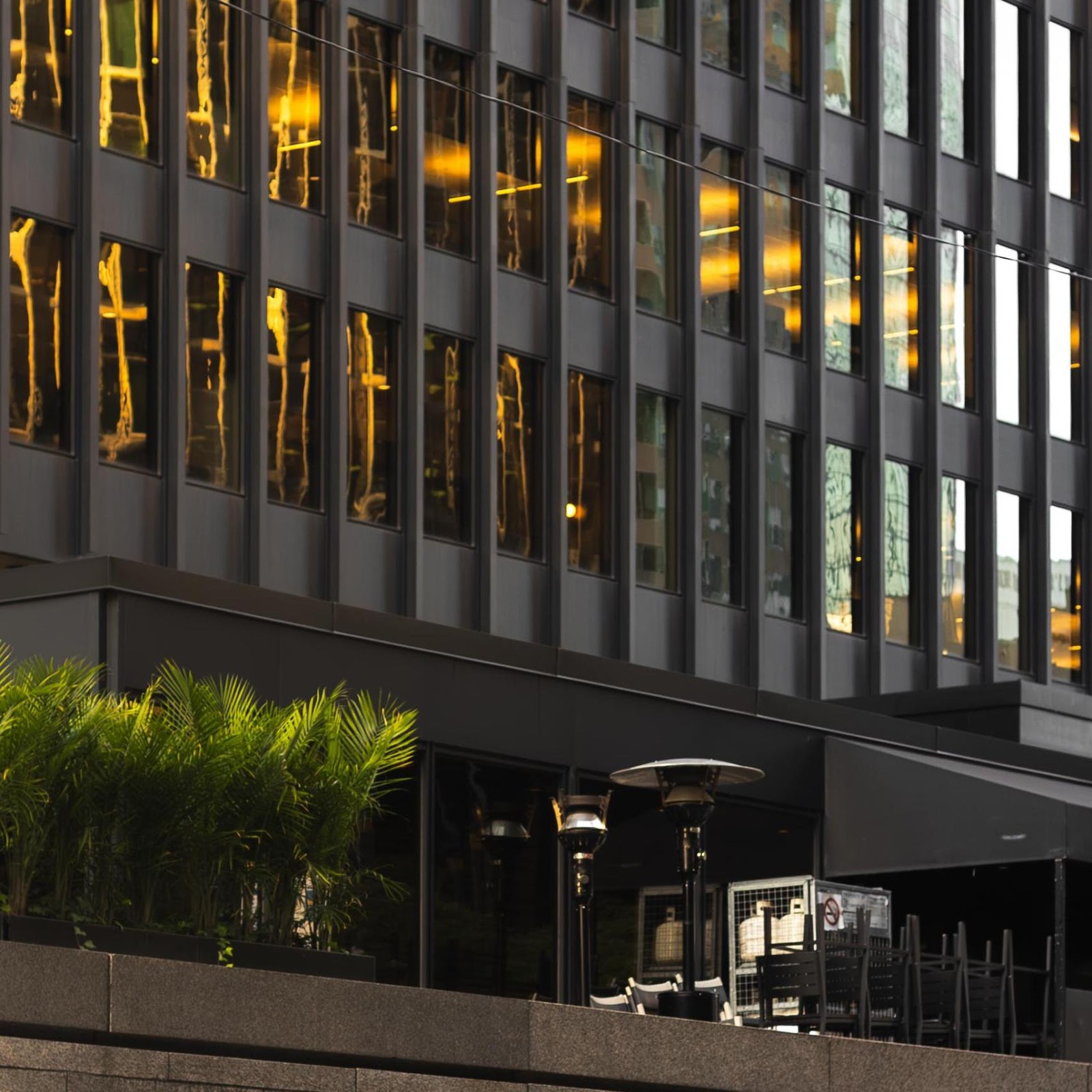 Download Classic BMW E24 Urban Scene 2K iPhone