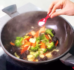 Nêm vào 1 muỗng canh dầu hào, 1/2 muỗng cà phê muối, 1 muỗng cà phê hạt nêm, 2 muỗng cà phê đường, thêm 30ml nước lọc vào, xào cho đến khi rau củ chín tới là được.