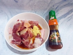 Ướp gia vị: hạt nêm, nước mắm, đường, Sốt nêm từ thịt của Knorr để 15 phút cho ngấm gia vị