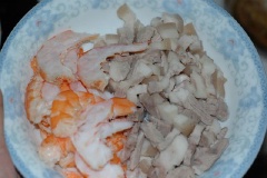Tôm hấp chín rồi cắt mỏng, thịt ba chỉ luộc với chút bột canh rồi cắt nhỏ vừa ăn.