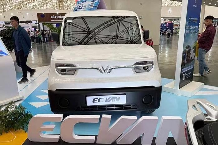 Cận cảnh xe điện chở hàng VinFast EC Van cửa lùa, chỉ 325 triệu đồng - Báo Tri thức &amp; Cuộc sống