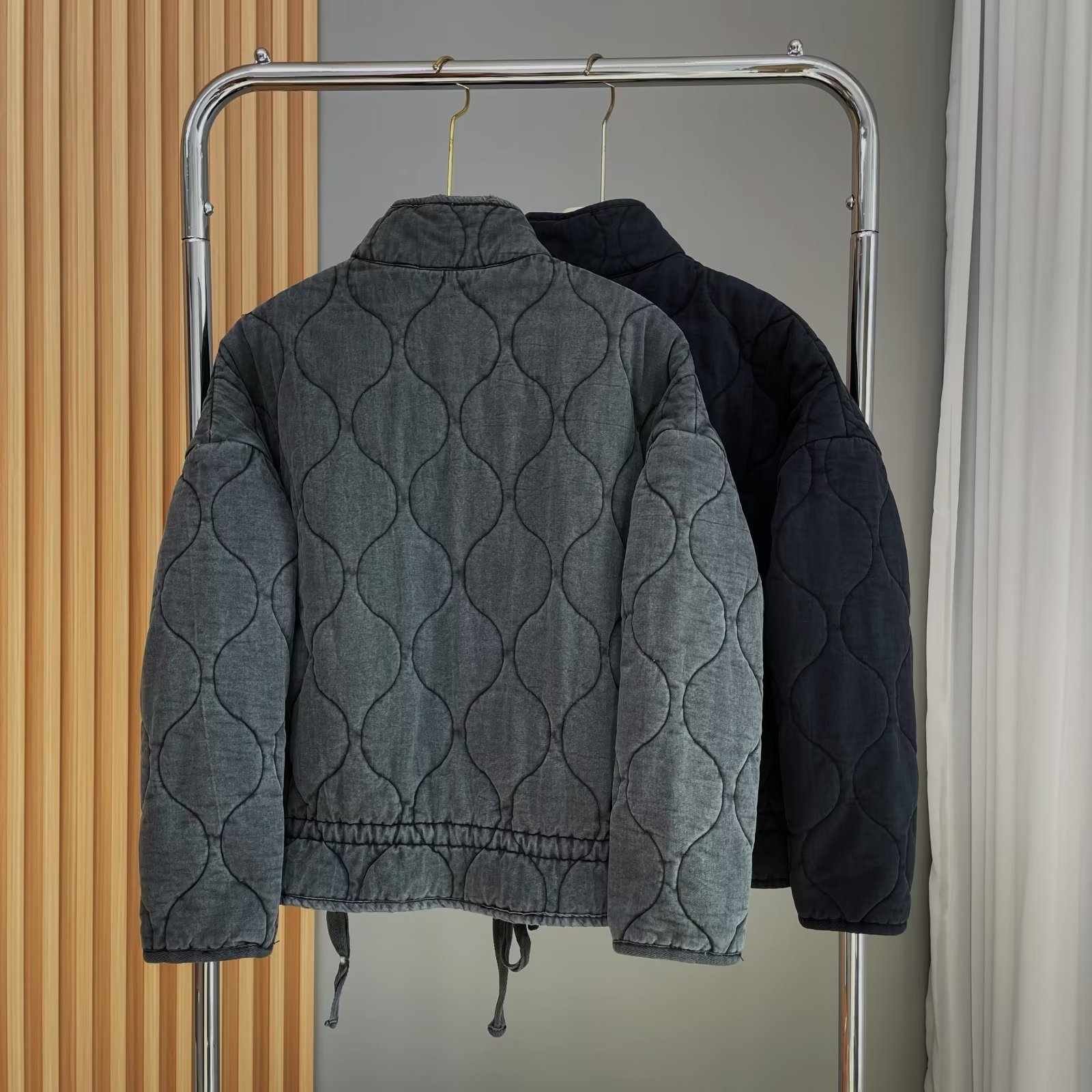 Damen-Steppjacke mit Stehkragen und Bindegürtel