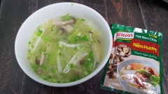 Cho canh ra tô và thưởng thức. Canh bí nấu nấm linh chi dễ thực hiện mà rất thanh mát đúng không các bạn. Chúc các bạn ngon miệng nhé.