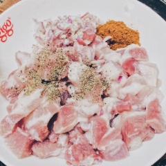 Chuối xanh rửa sạch, tước vỏ, cắt khúc vừa ăn. Cho chuối vào thau nước có chanh hoặc giấm để chuối không bị thâm. Thịt ba chỉ thái miếng, ướp chung với một nửa tỏi băm, hành băm, hạt nêm, bột cà ri, tiêu trong 20 phút.