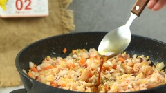 Đun nóng 1 muỗng canh dầu ăn. Cho 30gr hành tây, 30gr cà rốt cắt hạt lựu và 20gr đậu xanh không vỏ rửa sạch. Tiếp theo cho 200gr thịt cua, 200gr mực và 200gr tôm vào xào săn lại. Nêm gia vị gồm 1/2 muỗng cà phê hạt nêm, 1/2 muỗng cà phê tiêu và 1 muỗng cà phê nước mắm. Sau đó để nhân chả giò hải sản nguội hoàn toàn thì cho 30gr sốt mayonnaise vào trộn đều với nhau nữa là hoàn tất.