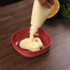 Phần nước chấm: cho 3 muỗng canh xốt Mayonnaise Aji-mayo vào chén, thêm 2 muỗng canh nước cam tươi, 1 muỗng canh tép cam, rồi trộn đều hỗn hợp xốt.