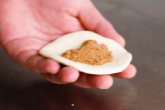 Lấy một cục bột ấn dẹp xuống, múc một muỗng nhân đường nâu vào rồi bọc kín lại, tạo hình dẹp. Làm nóng chảo chống dính với chút dầu ăn, cho bánh lên áp chảo từ 6 - 8 phút mỗi mặt cho chín vàng là được nha. Bánh chín lấy ra dĩa để nguội một chút là có thể ăn được.