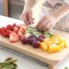 Các loại trái cây rửa sạch, gọt vỏ và thái nhỏ. Cho kem whipping cream vào tô lớn và sâu lòng, thêm đường vào, dùng máy đánh cho đến khi kem bông mịn. Phết một lớp kem whipping lên miếng bánh mì và xếp các loại trái cây lên trên.