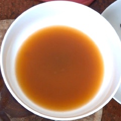Làm mắm me với 1/2 vắt me, 2 muỗng canh đường và tương ớt, 1 muỗng canh nước mắm, 1 muỗng cà phê hạt nêm, 1/2 muỗng cà phê bột ngọt, cho thêm chút nước ấm để me ra vị chua. Cho nước me vào ray để lọc phần xác me, chỉ giữ lại phần nước cốt me.