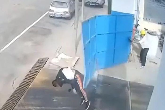 Gió giật mạnh, cánh cửa sắt bất ngờ quật ngã người đàn ông đang buộc dây giày - Tạp chí Doanh Nghiệp Việt Nam