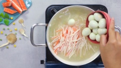 Đem hòa tan phần bột năng đã chuẫn bị với nước, khuấy đều đến khi hỗn hợp dần sệt lại. Tiếp theo là thêm thanh cua và trứng cút yêu thích vào thôi. Khi hỗn hợp bắt đầu sôi lại, các bạn vừa đảo vừa cho trứng vào để trứng tơi ra nổi lên cực kỳ đẹp mắt nhé.