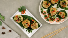 Vậy là món cánh gà chiên muối tiêu đã hoàn thành với phần vỏ giòn ngọt và vị béo của bơ, phần thịt gà được tẩm ướp thơm phức vừa ăn không bị khô, rắc thêm một ít lá quế chiên giòn lên ăn kèm sẽ tăng thêm hương vị và độ hấp dẫn của món ăn.