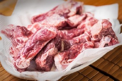 Rửa sạch sườn, dùng giấy ăn thấm khô nước. Trộn tất cả các nguyên liệu 1 chén bột mì, 1 muỗng cà phê muối, 1 muỗng cà phê tiêu, 1 muỗng cà phê bột tỏi vào trong tô.