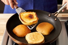 Nướng bánh burger: Cho bánh mì vào áp chảo khoảng 1 - 2 phút cho đến khi bánh mì sém cạnh. Gắp ra đĩa để riêng. Cho bánh mì lên đĩa, rưới nước sốt lên trên bánh mì, xếp thịt heo rồi củ cải đỏ lên rồi kẹp miếng bánh còn lại lên trên cùng. Ăn bánh burger cùng súp lơ xanh vừa nướng sẽ rất ngon, lại đầy đủ dinh dưỡng.