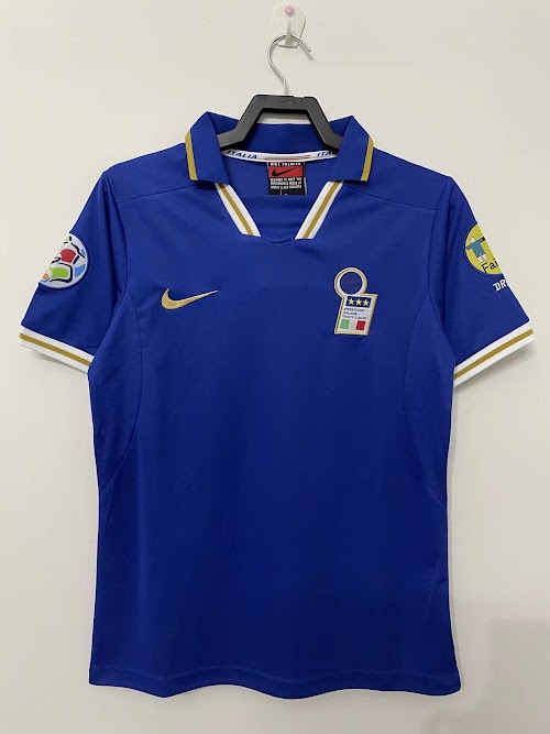 Equipación local de Italia del 96.jpeg