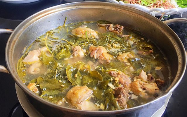 Lẩu Gà Nấu Với Lá Giang
