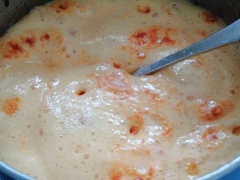 Khi bơ tan và hỗn hợp sủi bọt thì cho đậu phộng rang vào đảo đều là tắt bếp.