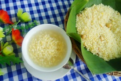 Món xôi chè đã hoàn thành. Xôi mềm, dẻo, kết hợp với chè thơm ngon, ngọt trong miệng.