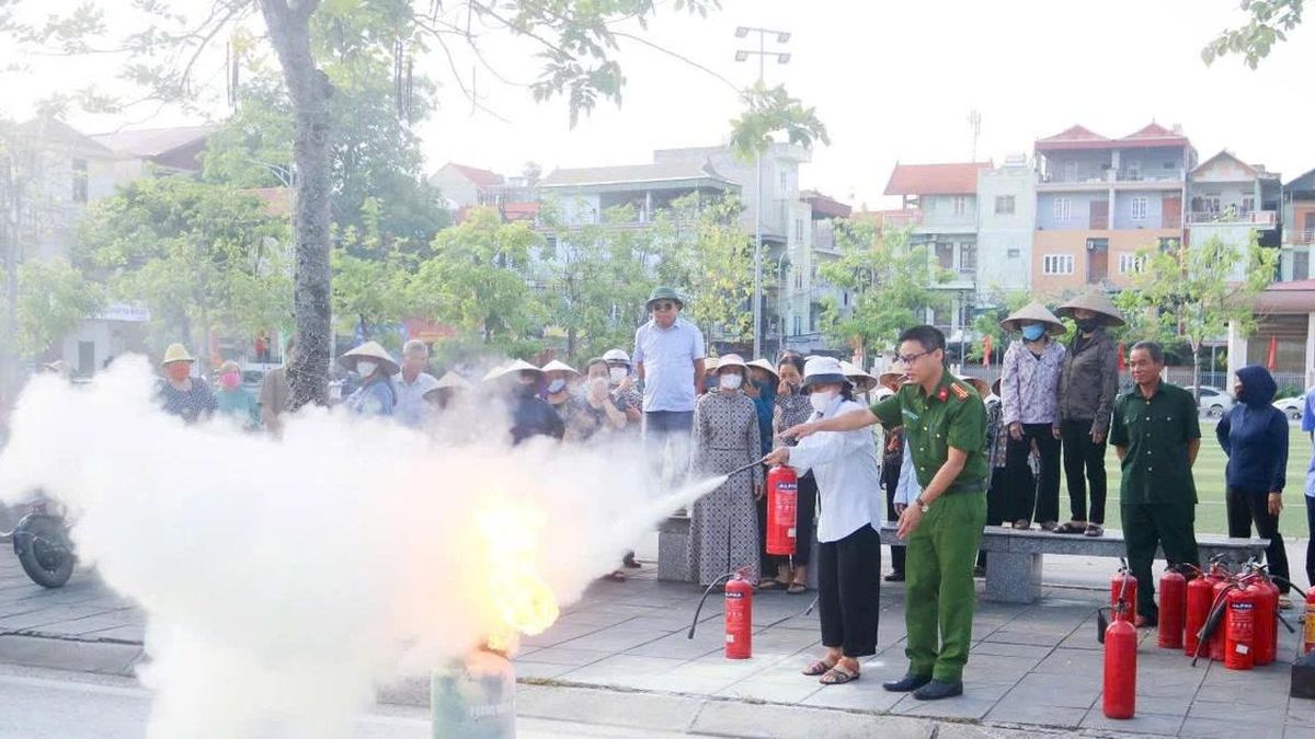Cảnh sát PCCC hướng dẫn các kỹ năng xử lý đám cháy thời điểm ban đầu - Chuyên trang An Ninh Thủ Đô - Báo Công an nhân dân