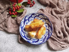 Dọn sữa tươi chiên giòn béo ra đĩa, nên dùng nóng mới ngon. Những chiếc bánh sữa tươi chiên giòn béo với lớp vỏ ngoài vàng ruộm, giòn giòn, bao lấy sữa tươi béo mịn, ngọt lịm, cực hấp dẫn. Thích hợp làm món nhâm nhi ăn chơi cho cả nhà nhé!