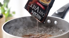 Đầu tiên ta sẽ làm phần nhân thạch cà phê. Cho vào nồi 200ml nước lọc cùng với 100gr đường, khuấy đều và đun sôi. Sau đó thêm vào nồi 5gr bột cà phê đen hòa tan, khuấy đều, tắt bếp. Chuẩn bị sẵn 10gr gelatin ngâm nở với 30ml nước lạnh, sau đó cho gelatin vào nồi cà phê, khuấy đều cho hòa tan rồi chế hỗn hợp ra khuôn chữ nhật. Cho vào ngăn mát làm lạnh 2 tiếng cho thạch đông, sau đó cắt ra thành những miếng vuông nhỏ. Bảo quản trong ngăn mát đến khi sử dụng.