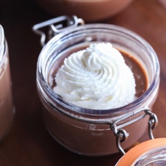 Vậy là hoàn thành rồi, bạn có thể cho thêm kem whipped để trang trí cho xinh nè. Hãy thưởng thức ngay vị mát lạnh của pudding chocolate dẻo dẻo, thơm thơm, beo béo ngày nhé.