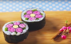 Vậy là món sushi hình hoa anh đào Nhật Bản đã được hoàn thành. Rất đơn giản và nhanh gọn đúng không nào. Chúc các bạn thành công nhé! Here is the final dish of Ume sushi roll. Let's do it. Good luck to you!