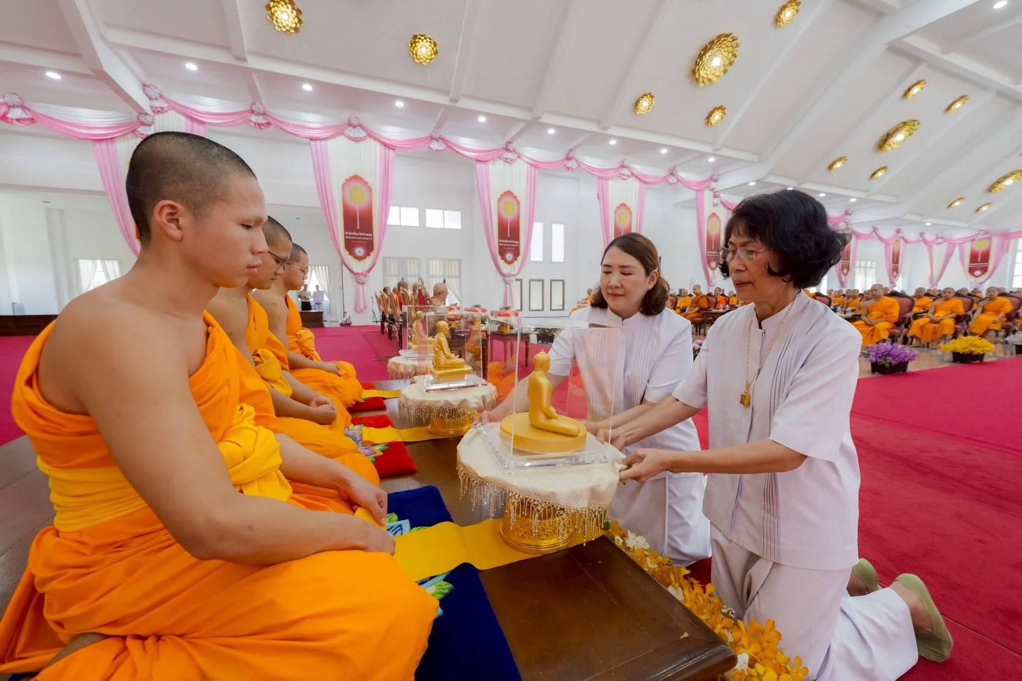 ภาพประกอบ 4 มิ.ย. 69  วัดบ้านขุนได้จัดให้มีพิธีต้อนรับเปรียญธรรม 9 ประโยค และเปรียญธรรม 6 ประโยค ณ อาคารธรรมสภา วัดบ้านขุน ต.บ่อหลวง อ.ฮอด จ.เชียงใหม่ โดยได้รับความเมตตาจากพระมหาเถระเดินทางม