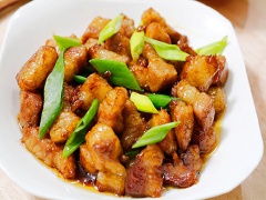 Món thịt heo chiên sốt nước tương chế biến vô cùng đơn giản nhưng hương vị rất hấp dẫn.