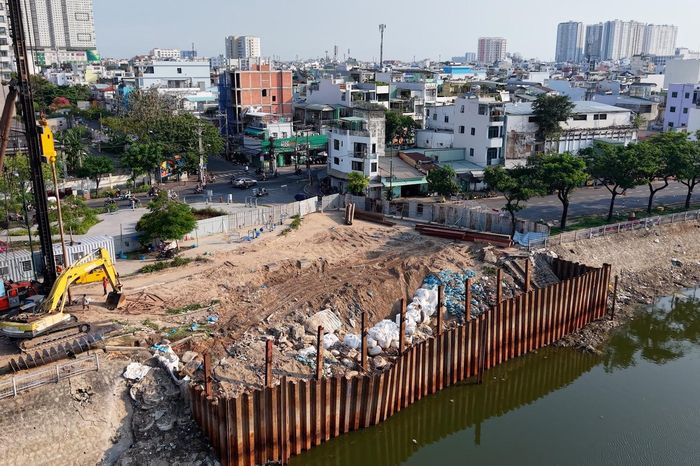 Người dân mong đường sụt lún ven kênh Tàu Hủ sớm được khắc phục - Báo VietnamNet