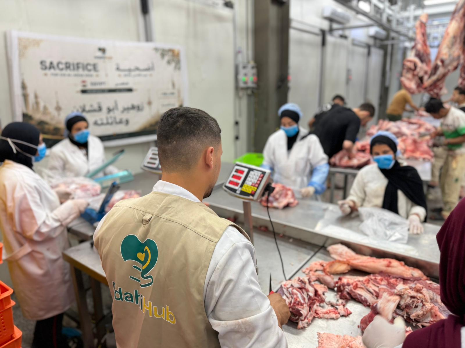 De la viande fraîche est emballée pour les familles en Égypte