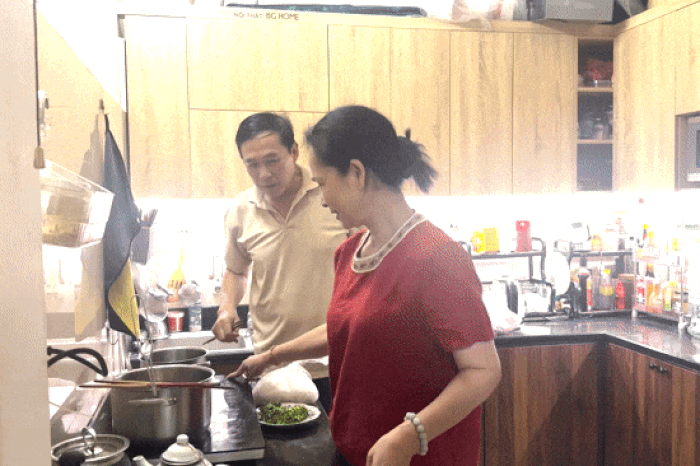 Diễn viên Khôi Trần thăm nhà NSND Lan Hương và NSƯT Đỗ Kỷ - Báo Tiền Phong