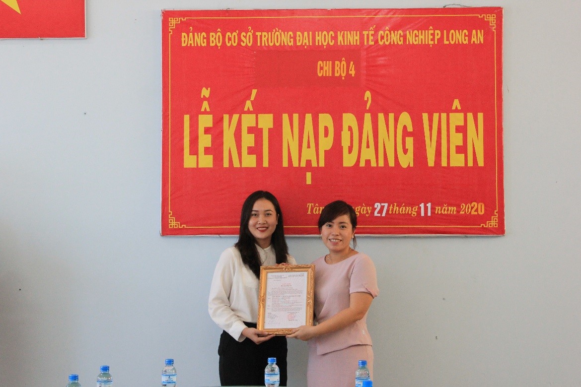 Đồng chí Nguyễn Tường Oanh tâm sự: “Thật vinh dự khi tôi được Chi bộ 4 Trường Đại học Kinh tế Công nghiệp Long An kết nạp tôi thành đảng viên mới trong không khí vô cùng xúc động và vui mừng. Ngày tôi được kết nạp Đảng, tôi gọi đó là một bước ngoặt lớn trong cuộc đời mình. Trở thành đảng viên là vinh dự, tự hào nhưng trên hết là trách nhiệm. Trách nhiệm tiếp tục cống hiến để xứng đáng với những gì mà thầy cô, bạn bè đã tin tưởng”