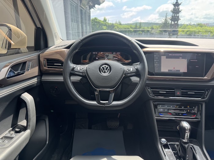 VOLKSWAGEN Tharu
