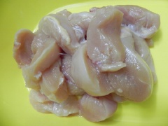 Thịt gà rửa sạch, chặt miếng vừa ăn.