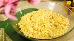 Cách làm bánh chưng gạo nếp lứt: Cân 500gr nếp lứt, 500gr gạo lứt đỏ, 500gr đậu xanh cà vỏ ra 3 tô lớn, vo sơ từng loại gạo nếp, đậu xanh với nước sạch. Sau đó đem ngâm từng loại gạo nếp, lứt, đậu xanh qua đêm. Sau khi ngâm gạo nếp và đậu xanh xong, đem đổ từng loại ra rổ cho ráo nước.